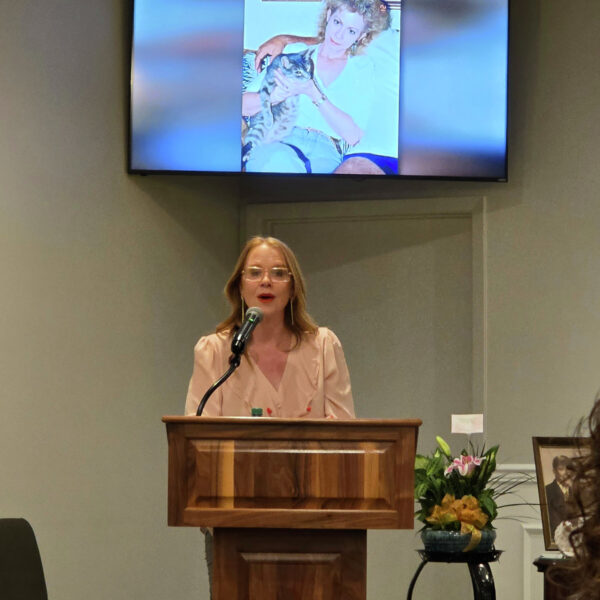 Jodi plans a funeral and along with others – delivers a eulogy – AFTER THE SHOW 10/26